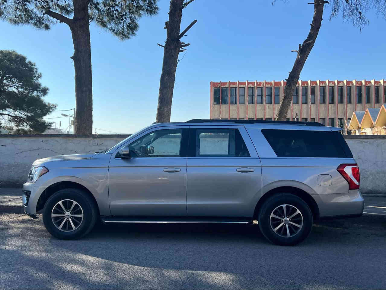 Ford expedition 2021
فوول مواسەفات
ئەونەی مواسەفات زۆر ناژمێردرێت 
پانۆراما
ڕادار
خەتی جادە
ئۆتۆ پارک 
لایت ئۆتۆ و لید 
٣ ڕیز کوشن
کوشنەکانی کارەبا خەزن سارد گەرم
سوکان هیتەر
شەحنی وایەرلێس
تەبرید مەرکەزی
بەسمە و شەغال
کار پلەی
هیچ نوقسانی نیە و گڵۆپی مەکینەشی هەڵنەکردووە ٣٥٠٠٠میل ڕۆیشتووە سعر٣١٠ معامه له ***********
*********** السليمانية, العراق
