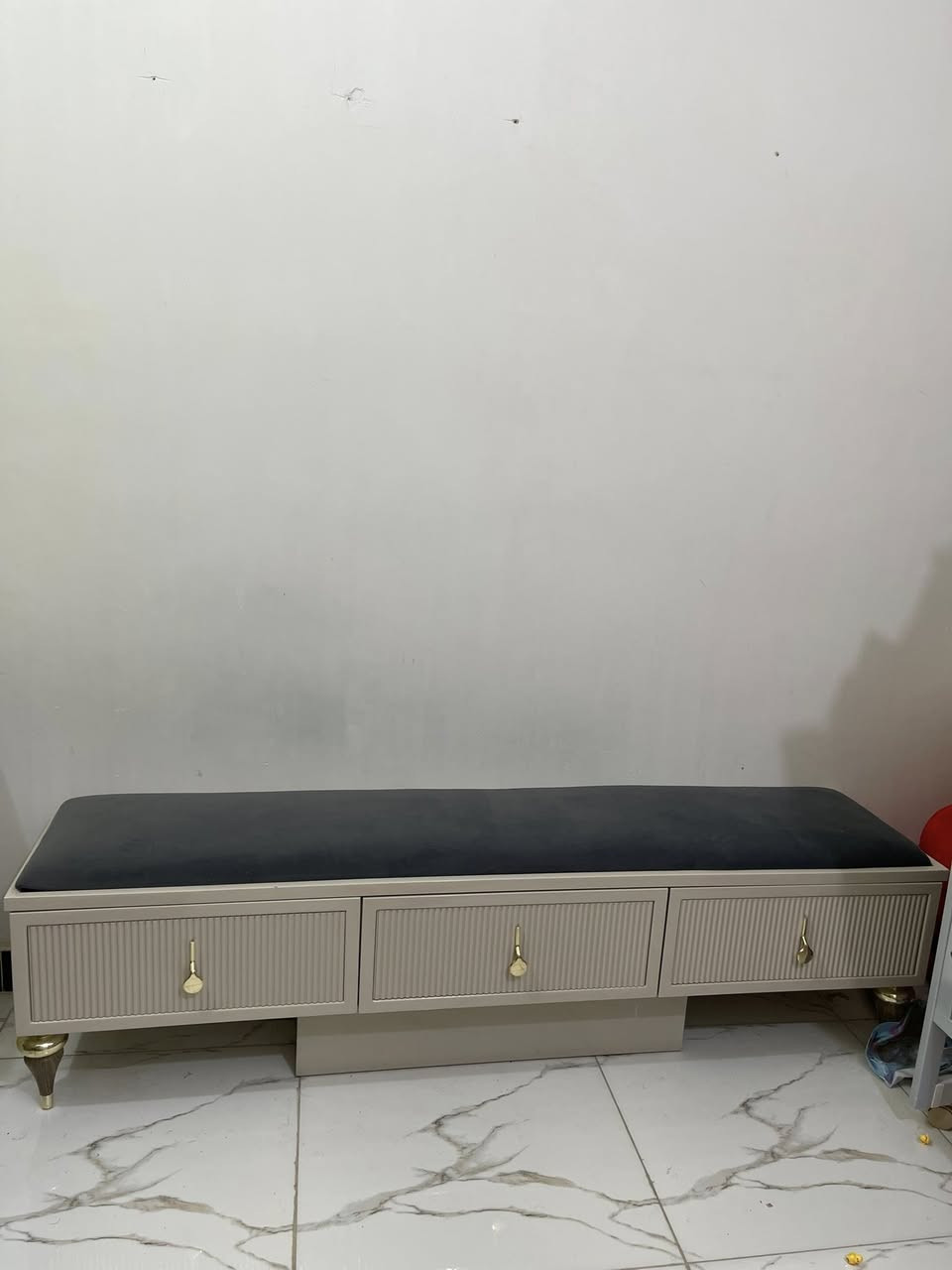 غرفة نوم جديده استخدام 3 اشهر فقط 
بيها إضاءه بكل مكان داخل ميز تواليت و الدراور والكومديات تركيه خشب ثقيل 9 قطع كنتور 8 ابواب غرفة كلش حلوه ونظيفة  
السعر مليون و750 الف وبيها مجال 
العنوان بغداد الفحامه تبعد عن جزيرة بغداد 10 دقائق


**إذا كنت صاحب هذا الإعلان وتريد حذفه لأي سبب، رجاءا أرسل رسالة إلى الدعم الفني**