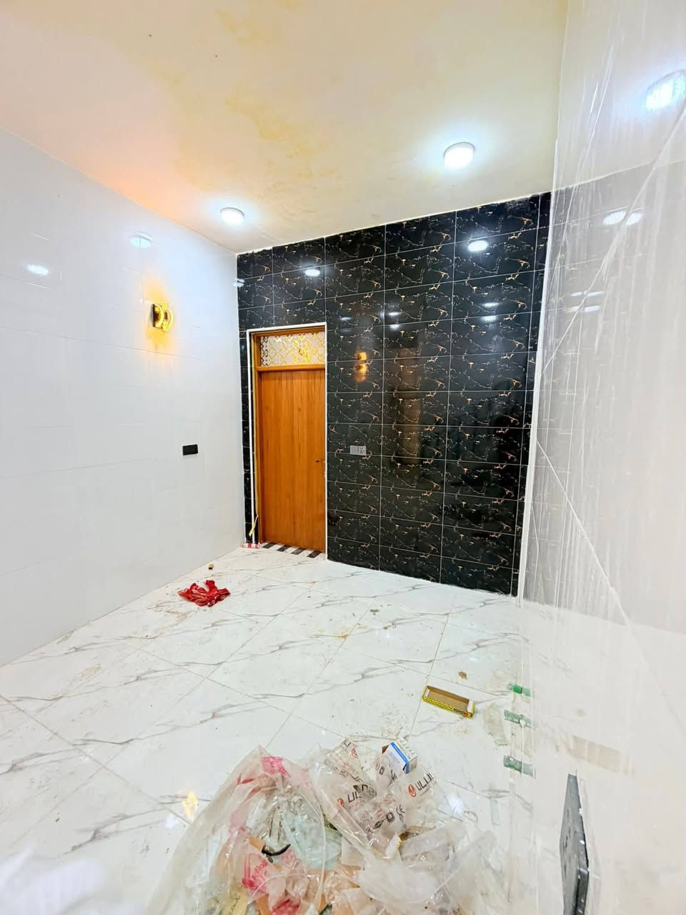 المساحه 80 متر  
💰 السعر: 28 مليون (قابل للتفاوض)
🏗️ البناء: طابوق  جمهوري
🏠 الأساس والسقف: صب كونكريت مركزي 

مواصفات البيت:
✅ غرفة نوم 1 🛏️
✅ أستقبال 
✅ صالة 🛋️
✅ مطبخ 🍽️
✅ صحيات 🚿

الخدمات المتوفرة:
🔹 ماء 💧
🔹 كهرباء ⚡
🔹 شوارع مبلطة 14 متر  🚗
🔹 مدارس قريبة 🏫
🔹أنترنيت ضوئي 
🔹 خط مولده 
📍 الموقع: النجف – حي ميسان، شارع الزوار 
خلف سكلة الكرعاوي
📜 طابو زراعي (إقرار محكمة)

📞 للتواصل: ***********

(ملاحضة ) متوفر لدينا كافة المساحات والدور  ألسكنية وعرصات 
وأراضي زراعيه
