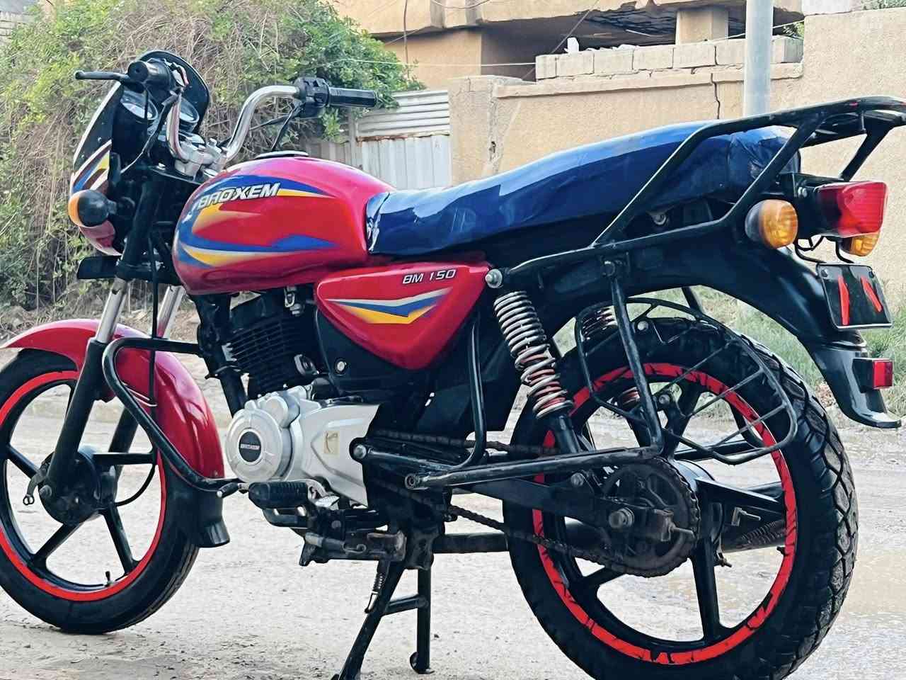 بوكسر موديل 20 أوراق مكينه بجيسه
دراجة نضيفه بمعنى الكلمة كهربائيات كله شغاله
سلف مو شغال بيه صوت بل مكينه مال زنجيل 
تشد الزنجيل تصير خرسه  صوت خفيف 
شلعه و معدل تشك الكاع نشافه كدامك 
مكفوله كفاله عامه
سعره790 مكاني بابل أبي غرق ***********
