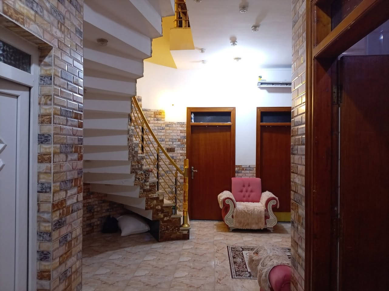 السلام عليكم
دار للبيع كوت حي الخضراء طابو صرف زراعي  المساحه 250 متر يحتوي 2 غرف نوم وهول حولي كبير واستقبال ومطبخ وثلاث صحيات وثلاث حمامات وحديقه كبيره وبيتونه طابق ثاني مع حمام طابق ثاني رقم الهاتف للتواصل مع صاحب المنزل ***********
