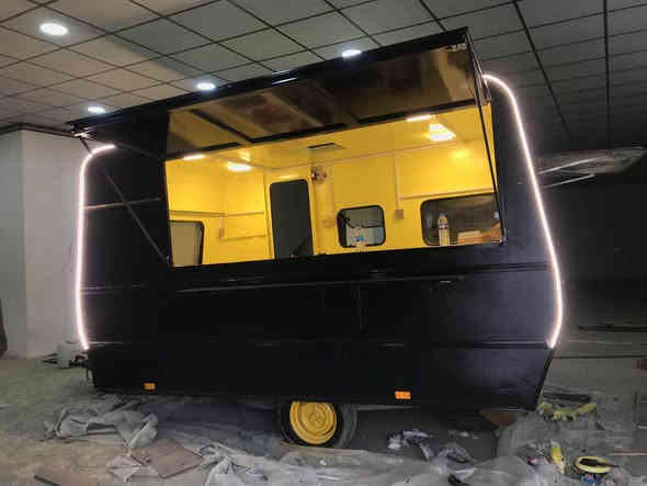 كرفان للبيع مطبخ جاهز كل شيء جاهز حسب قوانين الصحة. بدون دعم او ضرر بشرط شاصي جديد 100%. السعر 15 ورقة و مجال بسيط. المكان دهوك. للاستفسار *********** دهوك
