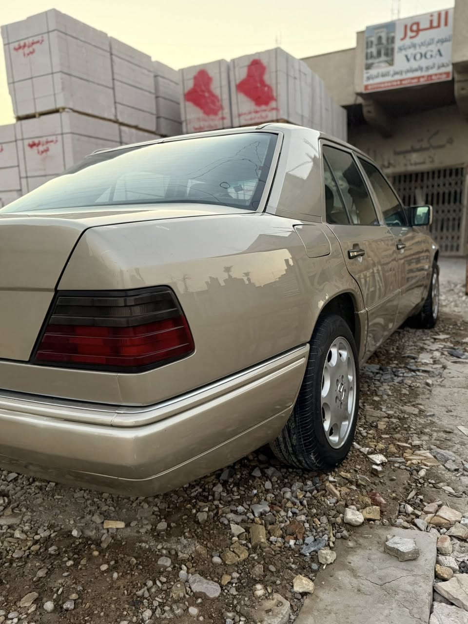 اللهم صل على محمد وال محمد    السلام عليكم مارسيدس دب 1989 لون شمباني ذهبي اعلى فئه سياره محرك بلاد 6سلندر عنكبوت كير بلاد فتحه سقف تدفئه تبريد ويل كب تفاحه قواعد دبل بلاد بدون ضرر غرفه نظيفه كهرباء السياره كله شغاله السياره صبغ للجماليه بدون دكه جاكوج من الدعاميه إلى الدعاميه بودن حادث السياره خير من الله السعر     70
السياره بأسمي شرط التحويل 
مكاني بغداد الكماليه 
رقم الهاتف.   ***********
اتصل وشلع عيوني
