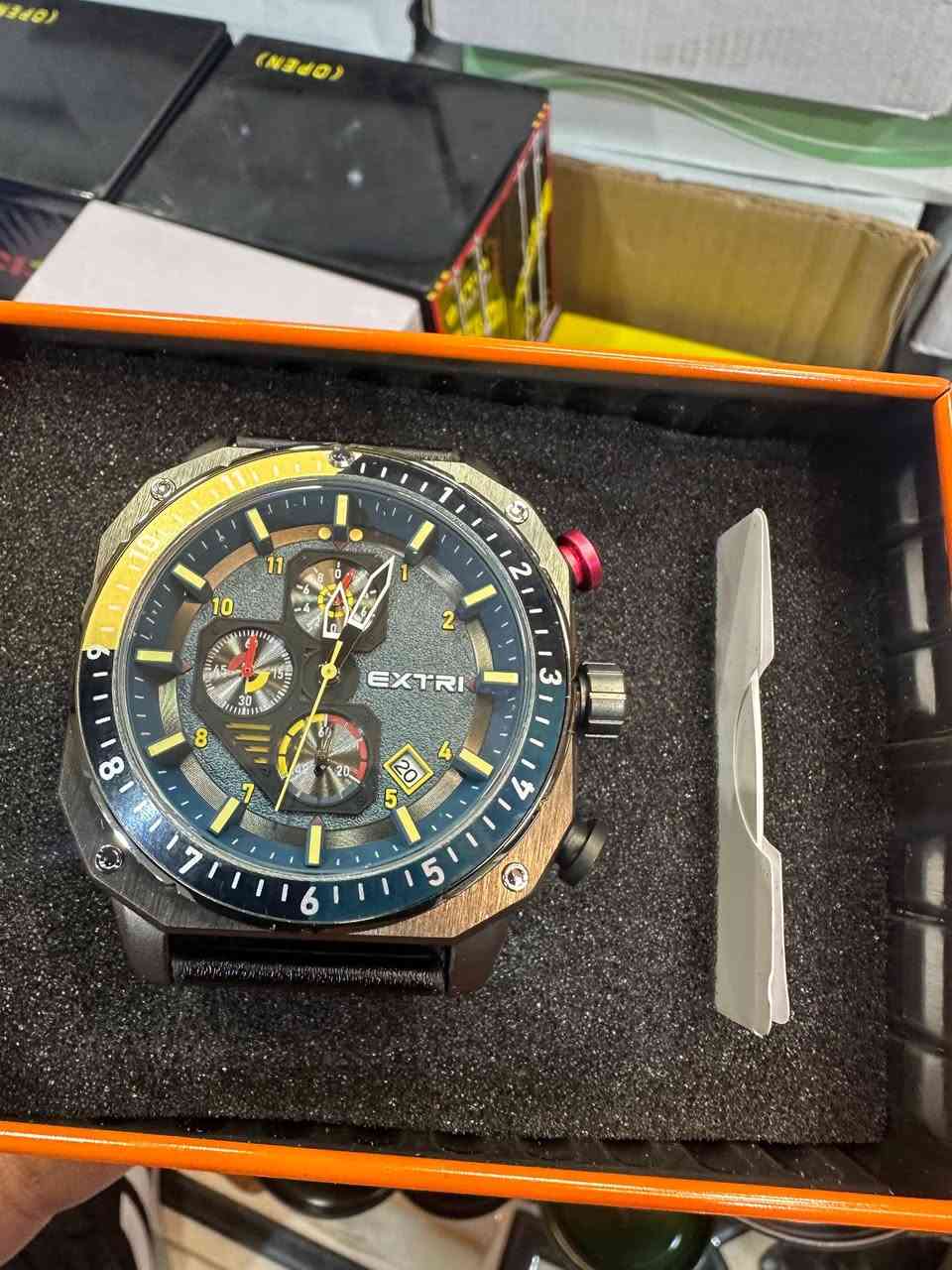 ساعات اصلي من ماركت T5 
مع علبه خاصه بالساعه 
الساعه ضد الماء 
معدن اصلي 
للطلب مراسلة الصفحه او *********** واتساب
بسعر 35 الف
