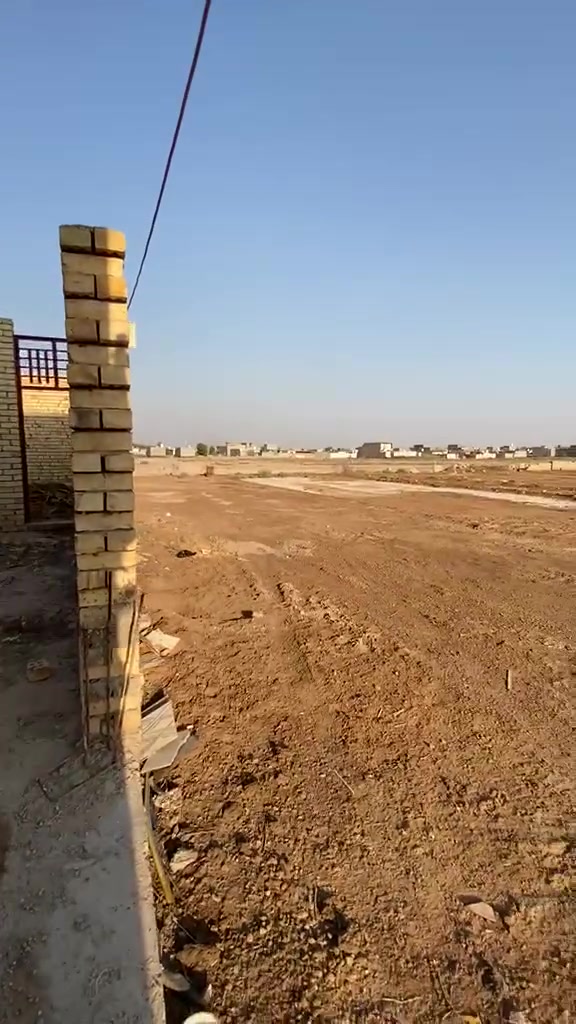 السلام عليكم دونم للبيع البيت الاول طابق الاول يتكون من استقبال ومطبخ وصاله وغرفه وحده  ومنور وحمام الطابق الثاني غرفه وحده  ...البيت الثاني مأسس مي وكهرباء وسيراميك وصحيات ..البيت الثالث هيكل ع حد الرباط ..عرض الشارع 10 نزال الدونم 73 والعرض 32 مولد متوفر وكهرباء ومي للعلم البيوت 3نفس الخريطه الموقع شارع المطار يم جامع عبد العضيم للاتصال والاستفسار  ***********
