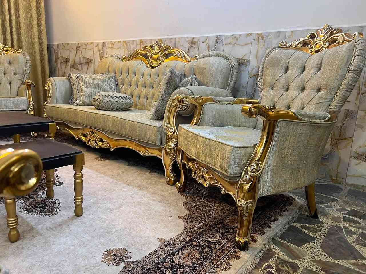 تخم تركي خشب زان طلاء ورق الذهب نظيف جداً عشر مقاعد مع سيت طبلات مكانه المنصور السعر مليون ٣٥٠ /***********
