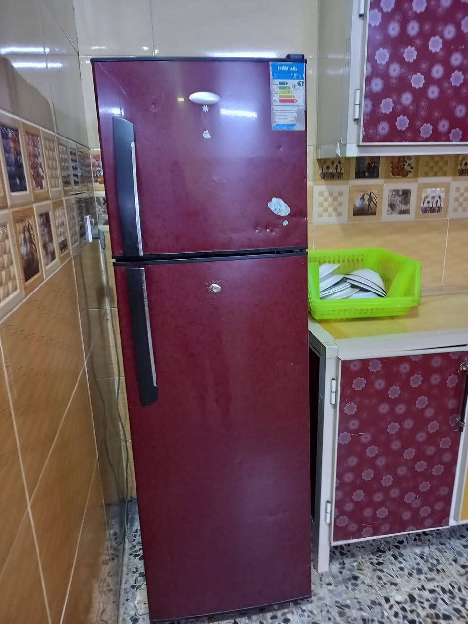 السلام عليكم عندي ثلاثه وعارضة للبيع ثلاجه وعارضة  شغالة  سعرها ١٠٠ عارضة. هم ١٠٠  وبيهن مجال عنوان بغداد سياحي سعر  ١٠٠ وحدة شغالة كلشي مابيهن *********** هاذة رقمي اتصل وبيك خير دلل
