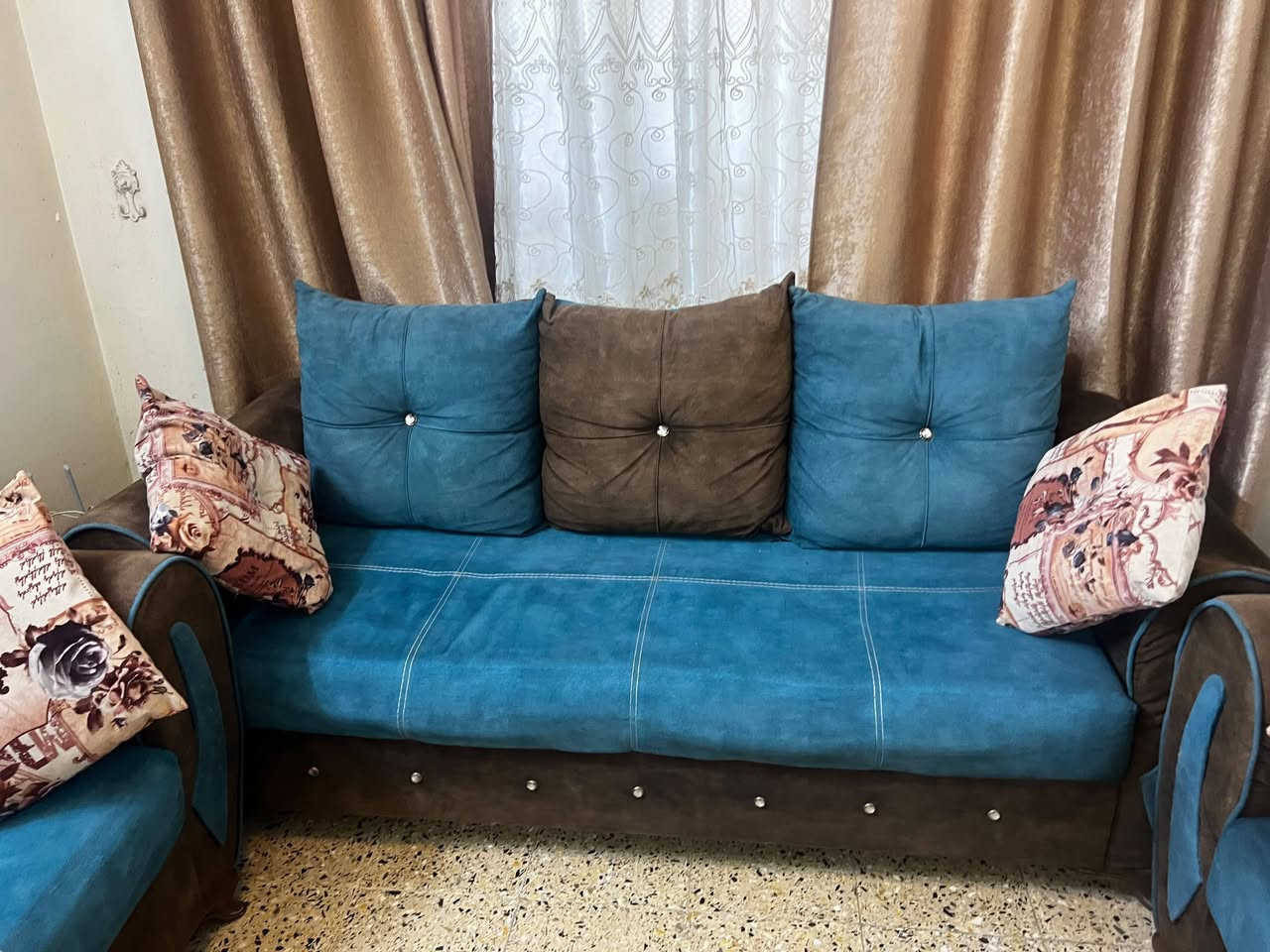 تخم تفصال عراقي
١٠ مقاعد
مستعمل نظيف محافظين عليه
بسعر ٤٠٠ الف وبي مجال بسيط
رقم الهاتف للتواصل 
***********
العنوان بغداد الدورة حي الصحة
