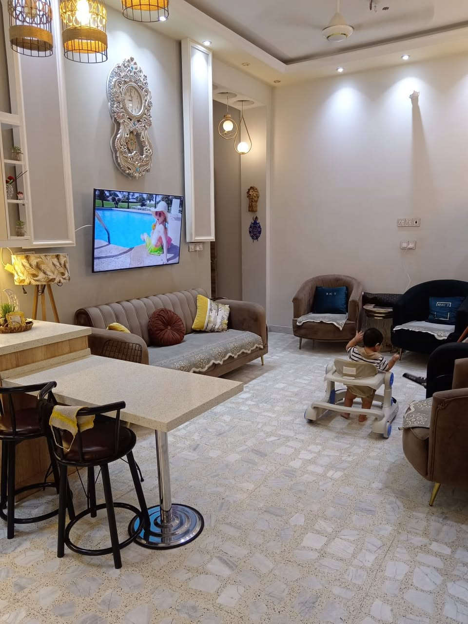 بيت للايجار المساحة ٢٠٠ م يصلح للسكن او مشروع تجاري ( روضة اطفال - معهد تدريس - مركز تجميل - مجمع طبي ) 

( يحتوي المنزل على 
غرفتين إحدى الغرف ماستر ( نظام سويت ) - صالة للضيوف - صالة جلوس للعائلة - مطبخ بارد - مطبخ حار - حمام للضيوف - حمام رئيسي - حديقة داخلية  ) 

مميزات المنزل : 
( موقع المنزل على الشارع العام ( مكان تجاري للاستثمار ) - البيت حديث جدآ جدآ - نظام حاكية - سقوف ثانوية ( جبسن بورد ) - النوافذ المنيوم - الزجاج عازل للصوت والحرارة - السيراميك كله اسباني - ارتفاع المنزل يصل إلى ٤ أمتار- الأبواب تركية حديثة - نظام الصحيات غربي وشرقي - صالة الجلوس مفتوحة على المطبخ البارد ) 

الموقع : التاجيات - مقابل مدخل التاجيات القديم - بجوار ماركت الإحسان 
للاستفسار الاتصال ( *********** - *********** )
