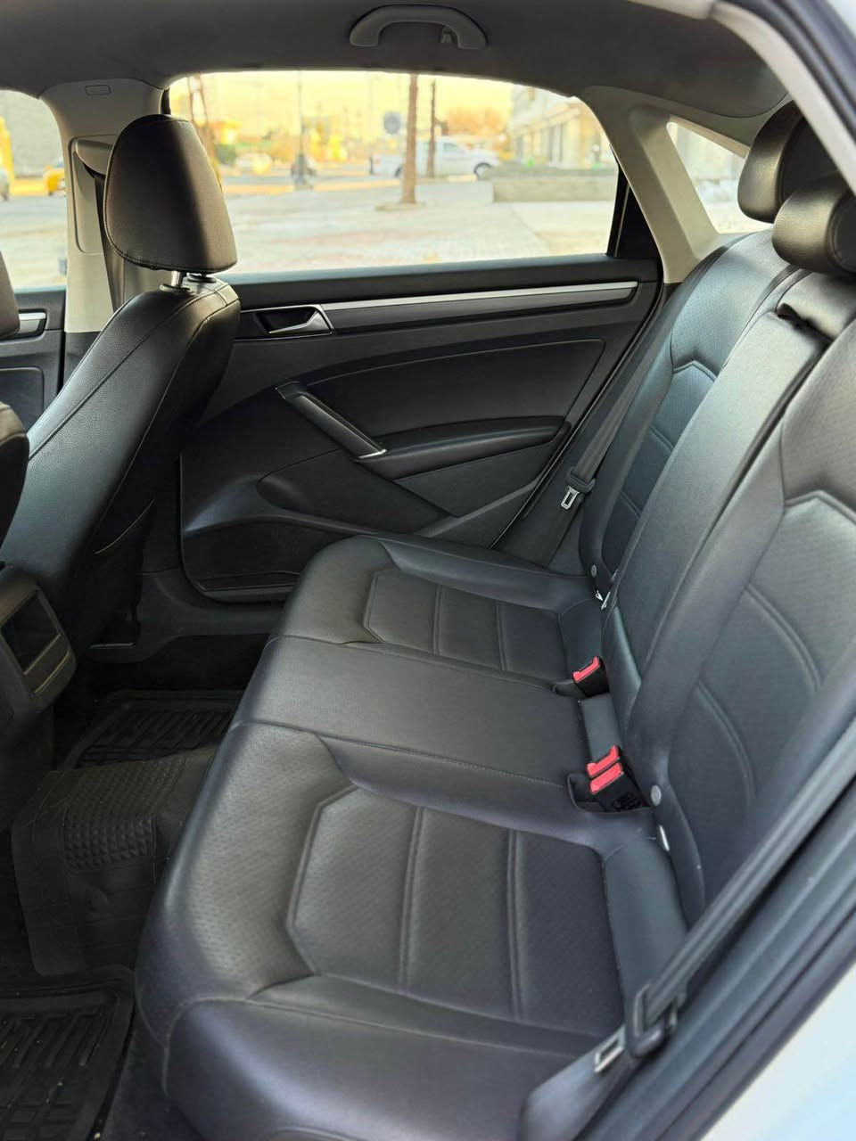 باصات موديل 18 محرك 20 تيربو سيارة جديده ماشيه 60 الف مال بيت مابيها ربع مصرف 
مواصفات فول بس مو سلايت مواصفات r line معروفه كشنات جلد 
رادارات 
كشن تدفئة فووول لاخير عدا الفتحه 
مكاني كركوك ***********
بلعافيه علياخذها السباره رقمها اوبيل شرط تحويل 
كتلوك مالها موجود سلير ما نازل كركوك, العراق
