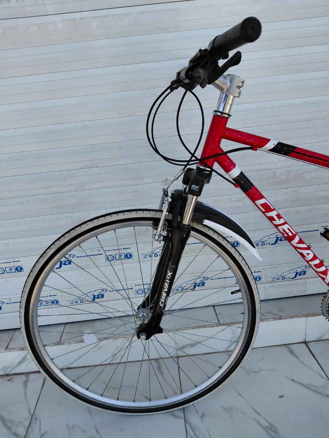 CHEVAUX 2018 حجم 28 / C700 كل الاجزاء المنيوم  الفريم حديد 3 × 7 سرعات من SHIMANO دبل امامي شغال  الدراجة جاهزة بدزن عيوب فقط شخوط بالفريم السعر 165 الف شامل التوصيل    ✈يوجد توصيل لجميع المحافضات ✈ كركوك مدخل سايدين حي الاسرى والمفقودين  معرض ابو شيفان ( *********** )
