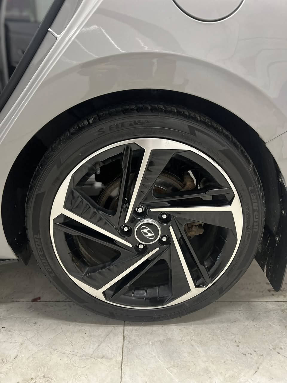 النترا N Line 
2023 وارد امريكي 
مكينه 1.6 توربو رياضي 🚀
فول مواصفات 
سلايد / بصمه / كشنات جلد حضن رياضي مختوم N / كشنات تدفئه وستيرن تدفئه / هندبريك بصمه / شاشه الكترونيه جبيره متصله/ شفتات ستيرن / مودات قياده / تحكم ستيرن فول / كامره خلفيه / دشبول 7 الوان متغير / سقف كنتاره / كزوز صوت رياضي / وباقي مواصفات ال n line هواي 
سياره رقم هزه جديد 
العنوان اربيل السعر 162 وبي مجال بسيط 
بدون صبغ بدون ارباك حادث خلفي 
***********
