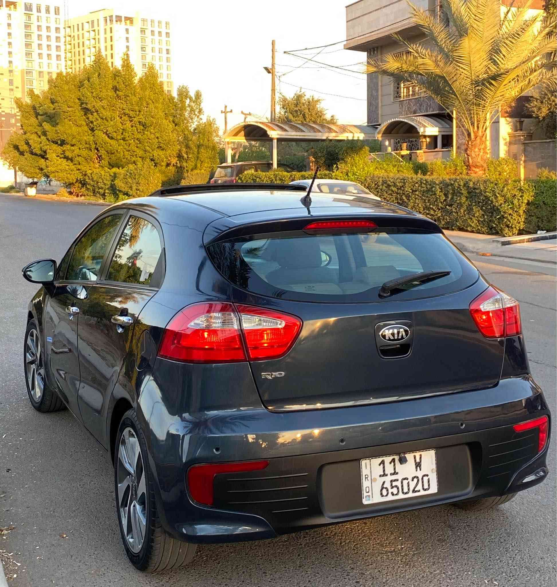 السلام عليكم للبيع كيا ريو 2015 فول مواصفات 1/1 وارد خليجي استلام شركة مكفوله من الصبغ بيها بارد فقط بالجاملغات الامامية مواصفات ( فتحة سقف - بصمة تشغيل و ابواب - مري شفط - شاشة جبيرة + حساسات + بلوتوث - ويل كب حجم ١٧ - تحكمات سترين جهتين + نضام ايكو - محرك 1.6 دووش - اشاير بالمري - تبريد بيانو ) وباقي المواصفات المعروفة 
رقم بغداد ب اسمي سنوية وارقام وهزة كلهن جدد 

محرك وكير مكفولات صدر وتخم تاير وتبريد كلهن جدد 

السيارة جاهزة وبدون اي نقص 

السعر 98 ورقة وبيها مجال 

للاتصال *********** بغداد, العراق
