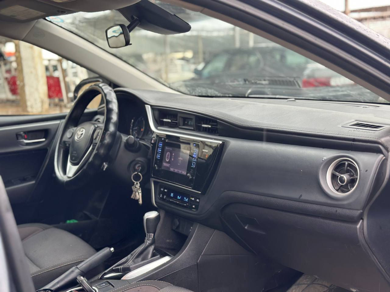 السلام عليكم 
كورلا 2017 للبيع او مراوس
محرك 18 ما مفتوح
كير محرك بشرط جديد
حجر بيئه بيها
____السيارة ماشيه 49 الف ميل فقطط_____
قطعتين صبغ فقط
السيارة جديده كلو وضع شركه
تخم ويل جديد
لايتات عدسه زنون
سنويه ورقام جديده
السعر 135 او بيها مجال حييل بصيط
وكلشي اكو بسوك
*********** مكاني برطله 
ملاحظه السيارة كشرها حيل نضيف بس ما مغسوله السيارة
