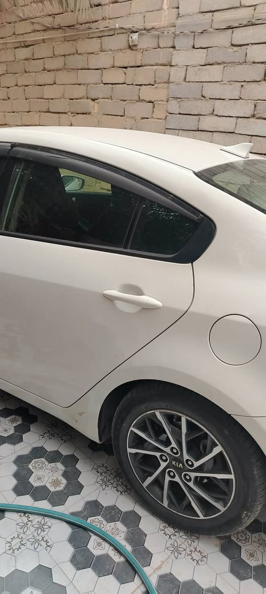 سلام عليكم سيارة كيه فورتي موديل 17 ضربته جاملغ الامامي زاد رشاد صبغ رقم ذي قار سنويه بسمي مكينه 2000 الاستفسار على الرقم *********** صاحب السيارة قضاء الكرمه
