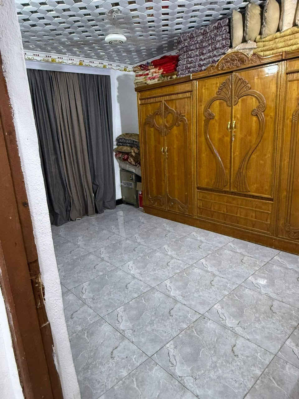 بيت للبيع بل تجاوز قرب مدرسة جبل عامل 
عل شارع الرئيسي مساحة البيت تقريباً 250 متر بي استقبال او هول او غرفتين نوم او مطبخ حار او باردسقيفه كدام البيت سندويج او الممر خلف البيت هم مسقف سنويج 
صحيات بناء جديد صب مغلفات داخل او خارج سيراميك تأسيس ماي اومجاري او كهربائيات كله جديد كراج يتسع ثلاث سيارات اوحديقه البيت مرتب او نضيف مشي بي معاملة تطويب السعر 32 للاستفسار ***********
