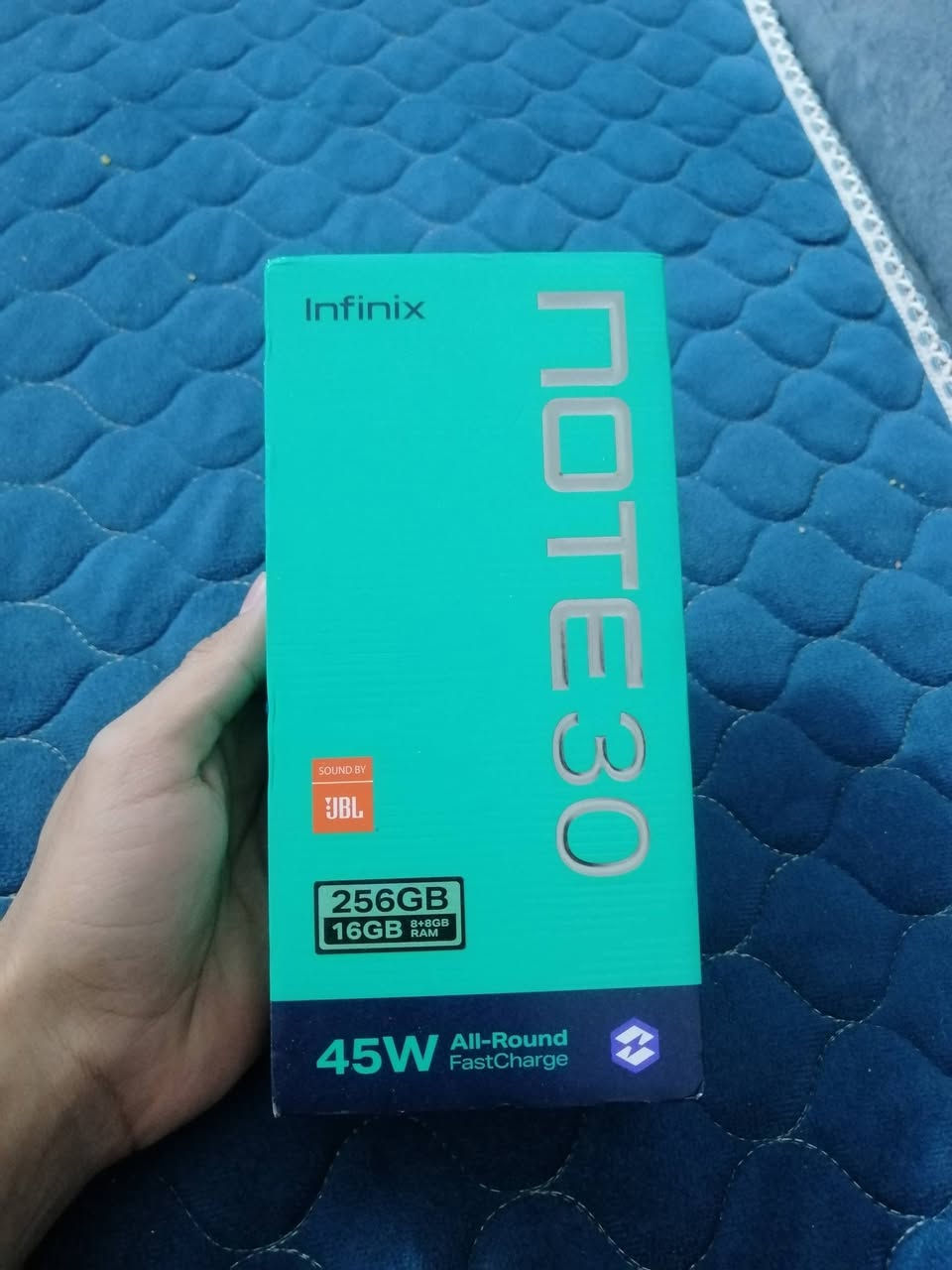 جهاز Infinix note 30 للبيع
شاشة 120hz 
بطارية 5000 mAh
شحن سريع 45w 
معالج Helio G99
ببجي 60 فريم 

الجهاز نظيف جدا مع كامل ملحقات وياه الباكيت 
السعر 160 الف وبيه مجال بسيط حك الجية  .
مكاني الرمادي زنگورة 

وتساب ***********
