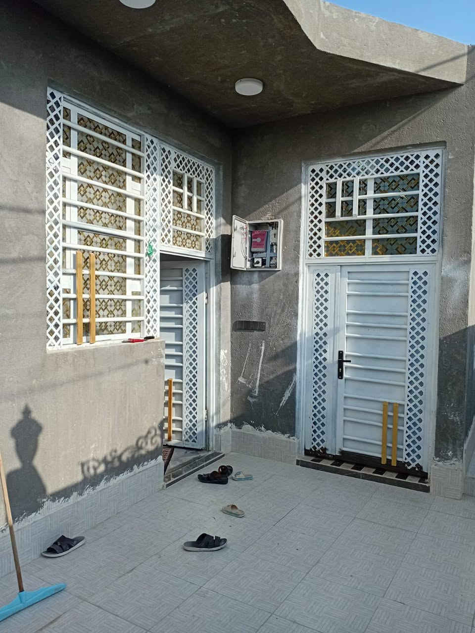 بيت للبيع زراعي مساحه 200متر بناء بلوك كهربائي اعكاده بناء حديث طابق واحد غرفتين وصاله ومطبخ واستقبال وطارمه وصحيات داخليه وخارجيه المنطقه مخدومه كهرباء مجاري ماء الناصرية لاسكان الصناعي دور سيد حمزه يبعد عن الشارع العام 75متر سابع بيت عن الشارع السعر 65الشراي يتصل ***********
