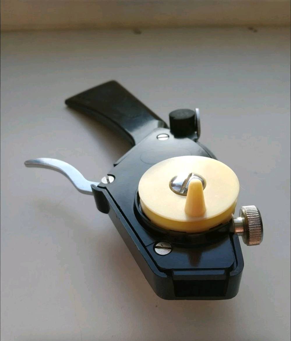 لعشاق الأنتيكات الروسية 
صنارة صيد عتيقة سوفيتية (حورية البحر ) 
كانت تستخدم لصيد السمك في الشتاء

متوفر قطعتين نفس اللون  فقط ، موضحة بالصور .
(سعر القطعتين معاً 85,000)