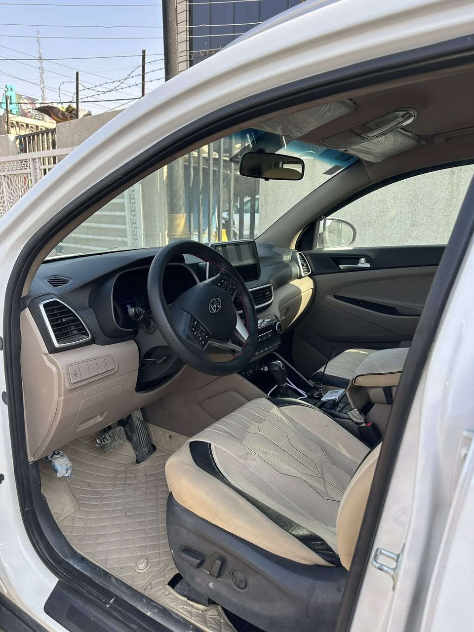 السلام عليكم
توسان خليجي 

موديل 2020

ماشيه 147

بصمه تشغيل وابواب

ترحيب بل مري جانبيه

تبريد قطعتين 

كشن كهرباء

بيها بارد بل بنيد 

***********
