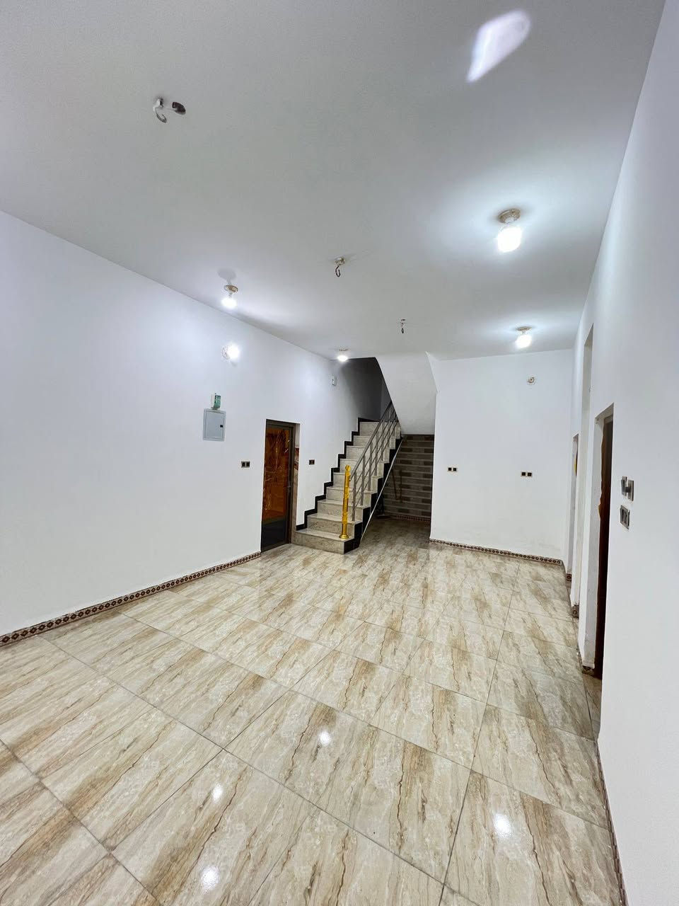 بيت زراعي مساحه170  كونكريت صب بحي نفط مقابل بانزين خانه 
2غرف وبراني ومطبخ وصاله صحيات خارجيه وداخليه 
 وسطح شتايكر 
السعر 80
للاستفسار واتساب 
***********
