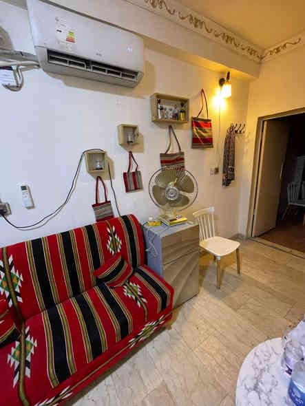 سلام عليكم تتوفر شقة مؤثثة صغيرونة للايجار مؤثثة جاهزة غرفة و صالة و خدمات تصلح سكن او مكتب تجاري  كرادة داخل مجاور مطعم فيتامين فرع مقهى الرواد اذا تفيدك اتصل اني ابو الملك تستلمها اليوم للاتصال مع المالك مباشر ***********/*********** سيد علي الحسيني
