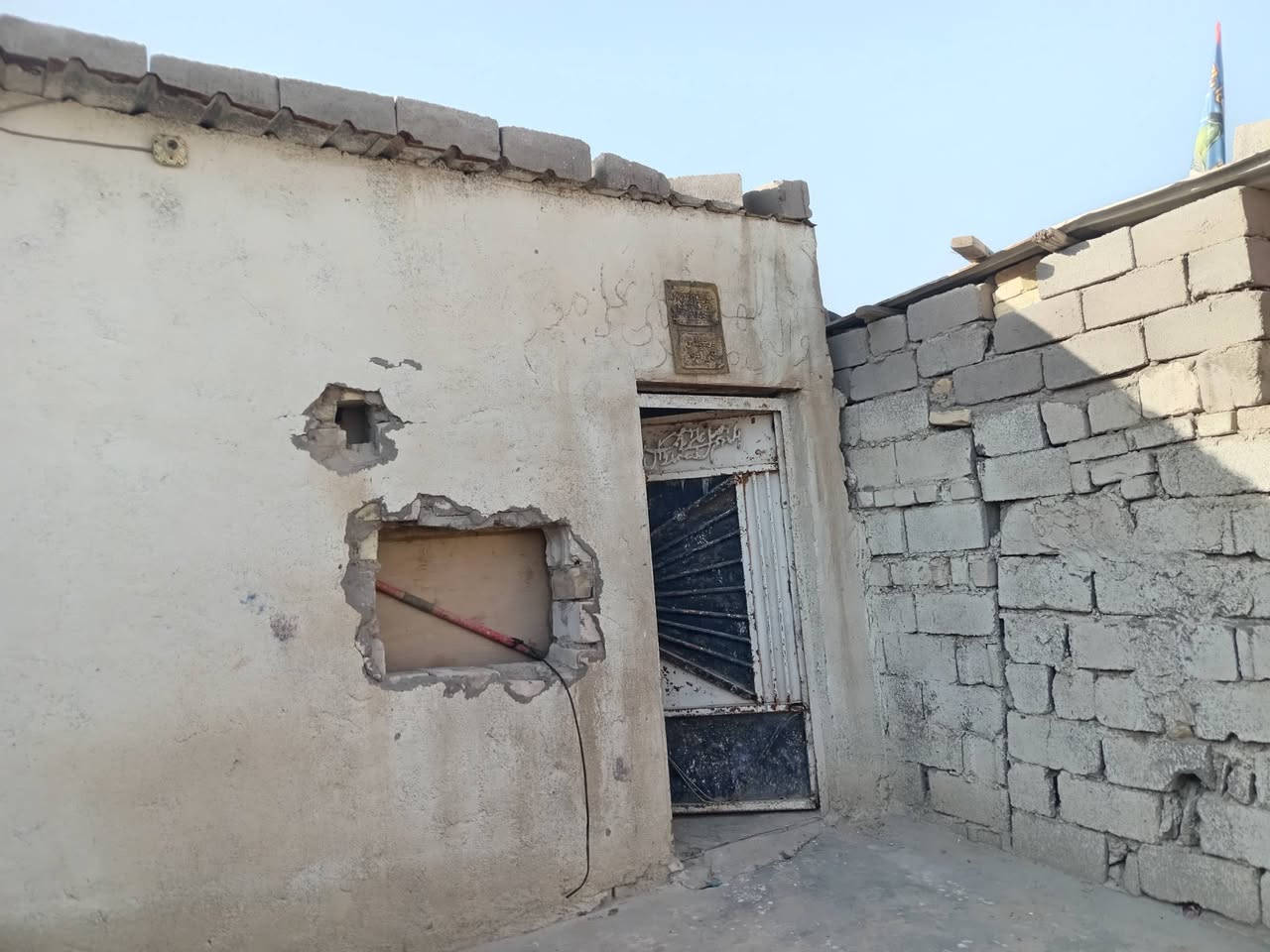 سلام عليكم. بيت للبيع حي شهداء تجاوز قرفه وصاله ومطبخ وحوش بي مساحه كدام البيت سعر 3ملاين ونص. اتصال ***********
