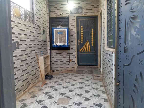 السلام عليكم بيت للبيع اب تسعين بين حي اركان واربجيه منطقة الطباء عل شارع 20 قريب عل  جامع ومدرسه ارض سكني بي كرت وسند مصور وبي بعد اوراق مال بيت كامل مسجل بل بلديه كامل كهرباء وماء وشارع كامل مساحة البيت 100 متر واجهة 5 طول 20 البيت فول جاهز ماشاء الله استلام فوري وسعر 57 بي مجال ألي حاب يتواصل خاص او أتصل عل رقم ***********
