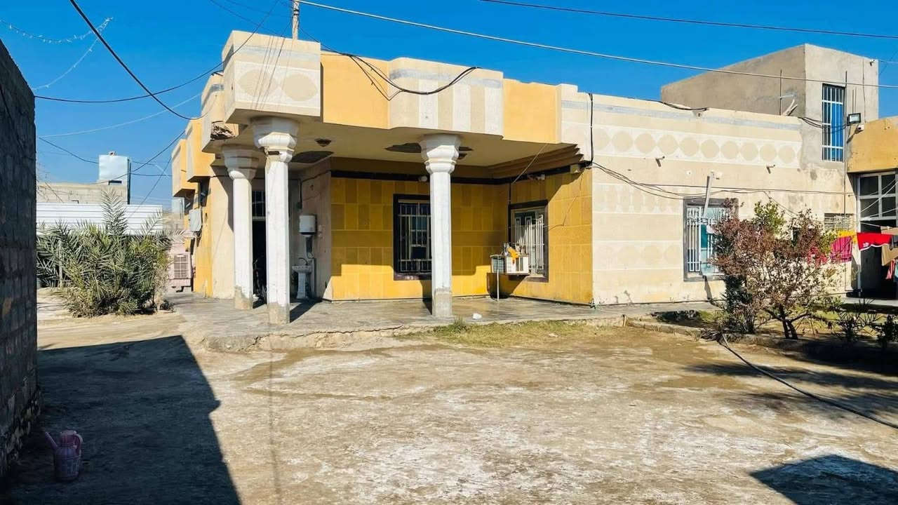 السعر150 قابل للتفاوص 1020م بيت+2مشتملات
البيت الأول يحتوي غرفتين نوم وديوانية 8م وهول ومطبخ  وصحيات خارجية وداخلية. ومحلات عدد2
اما المشتمل الأول بناءحديث يشمل غرفة عدد1 ومطبخ وهول  واستقبال  وصحيات
اما المشتمل الثاني يشمل غرفةعدد1واستقبال ومطبخ حار بارد وصحيات. البيت مفوض للطابو العنوان الرمادي. منطقة الشراع قرب مدرسة جنة المؤى. وعيادة الدكتور لطيف.
تواصل واتساب *********** ابو مصطفى
