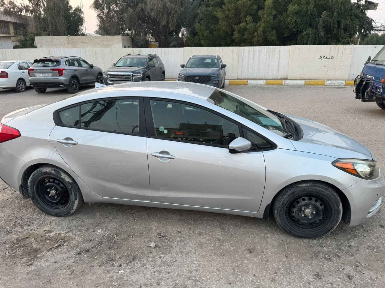 سلام عليكم فورتي سيارة جديدة احلى من صور بيها جاملغ جهه سايق صبغ بدون دواخل وبيها جاملغ الخلفي فقط دور ع كدة  مكان سيارة كربلاء الحسينيه مصطفى خان. ***********
