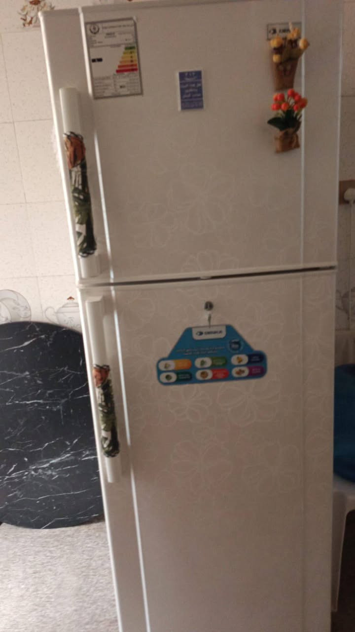 السلام للبيع ثلاجة معا كاونتر الثلاجة 24 قدم 
الكاونتر 2.50 مرمر شغل درجة اولى سعر الثلاجة 300 
وسعر الكاونتر مليون وبيهم مجال للستفسار ***********
