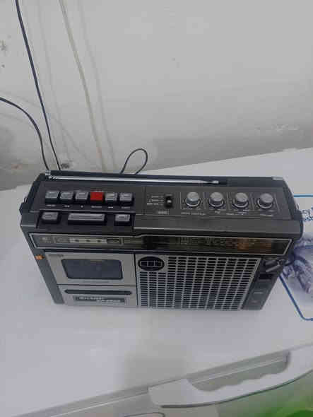 السلام عليكم اخوان عندي هذا الجهاز نوع ياباني شارب اصلي مختوم ختم ياباني نظافه 95 بالميه شغال بس المسجل مو شغال الباقي الراديو شغال جهاز قديم سبعينات 1977  السعر ع الخاص للاستفسار الاتصال على الرقم التالي ***********
