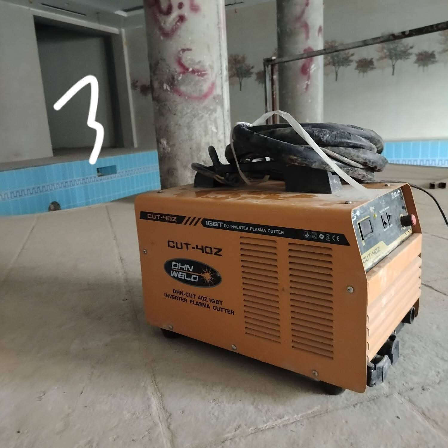 ۱-مشاری بڕینی دیوار و سقف تا ۲۹سم ئەبڕێت  لۆک یەک سەعات ئیشی کردووە (وێنەی یەکەم).
۲-چاکوزی لۆک بەکارنەهاتوو ۱٦۰سم(وێنەی دووەم).

۳-جیهازی لێزەر بڕینی ئاسن و پلێت تا ۱۰ملم(وێنەی سێیەم)
بۆ نرخ پەوەندی بکەن:
***********
***********
