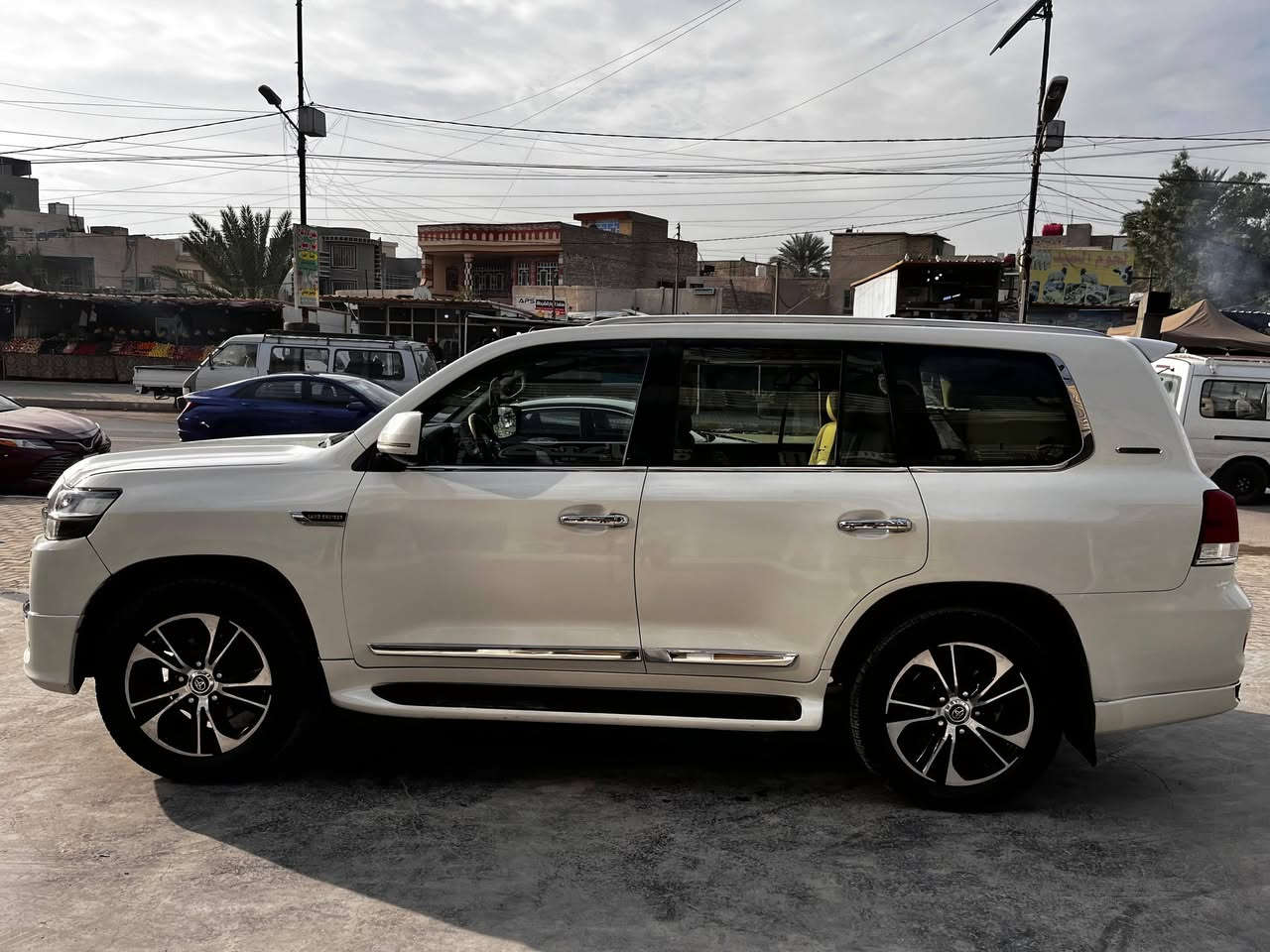 لاندكروز موديل 2008 محدثه كامل 2020
شرط الفحص بس تحديث بدون حادث مكفوله من كلشي 

جاهزه على اخر حبايه رقم بغداد بسمي شخصاً 

تخم تاير تبريد كير مكينه حداديه كله جديد 

مابيه نقص برغي والسياره احلى من الصور 

مكاني بغداد البياع الشرطه الخامسه 

متواجد واتساب 

***********
