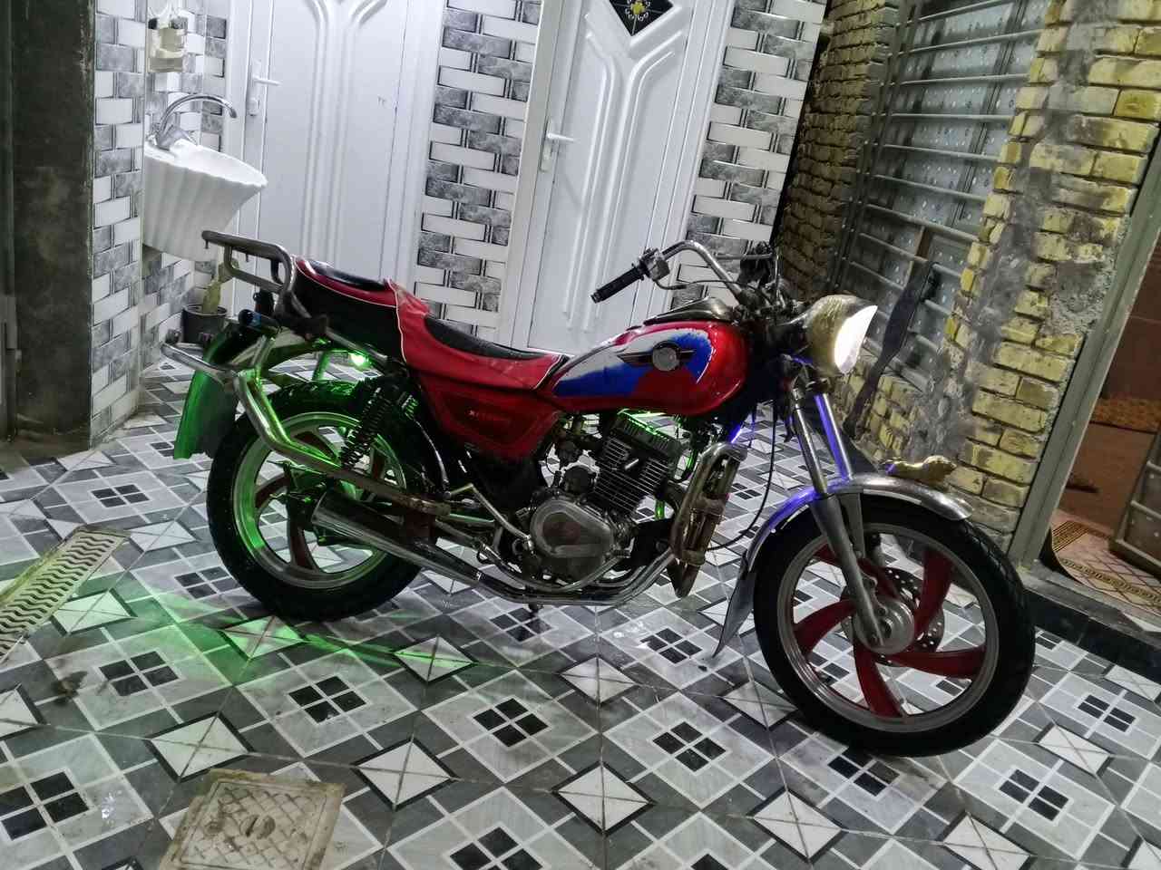 جوندة للبيع موديل 2010رقم سنوية راعية يمي مكفولة دراجة ماعوزة كلشي سعرة 350وبية مجال مامتواجد عل فيس هذاة رقمي ***********
