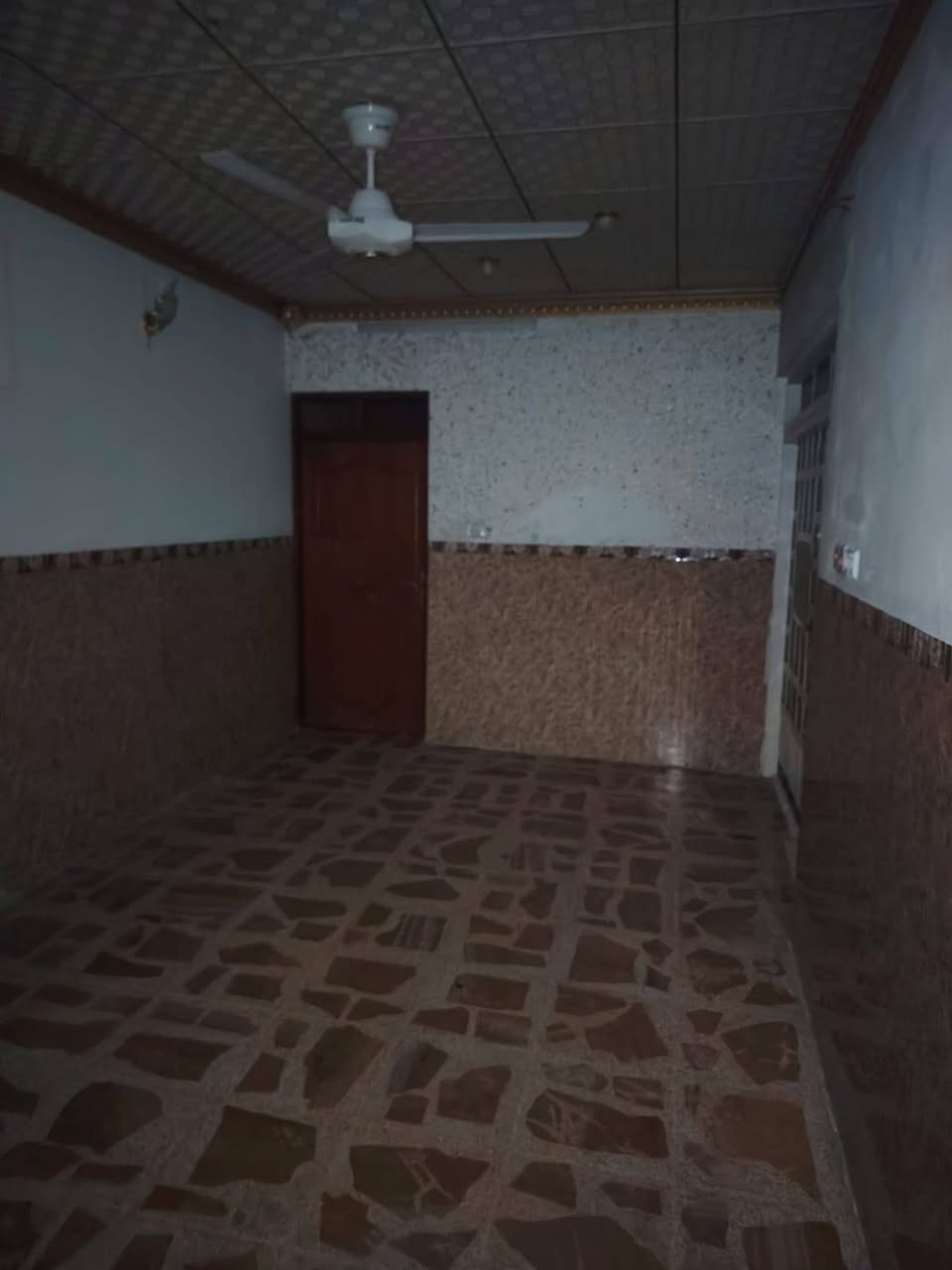 بيت الايجار حي السماح قرب جوري ماركت غرف نوم وهول واستقبال مطبخ و صحيات وكراج طابق الثاني غرف نوم  مطبخ و صحيات ***********/***********
