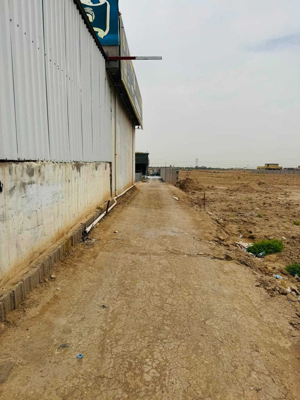 قطعة ارض ٦ دونم عقد زراعي ٣٥ وجه شارع العام طريق العزيزية بغداد قرب محطة وقود دجلة تحتوي على محلات عدد ٥ جاهزات كونكريت والأرضية رفت كونكريت طول المحلات ١٨ متر والعرض ١٥ متر مدفونه ويه الشارع ويحتوي ع بيت المساحه ٣٠٠ متر بناء درجه اولى حديث وطرمه ٤٠٠ متر وحديقه امام البيت وخلف البيت مسج وكامل مي كهرباء 
الصور موجوده داخل المنشور للاستفسار اكثر اتصل او المراسله خاص 
*********** 
***********
