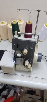 ماكنة اوفر ياباني 3 خيط مستعمل بحاله جيده جداً السعر(200) وبيه مجال ☎️...