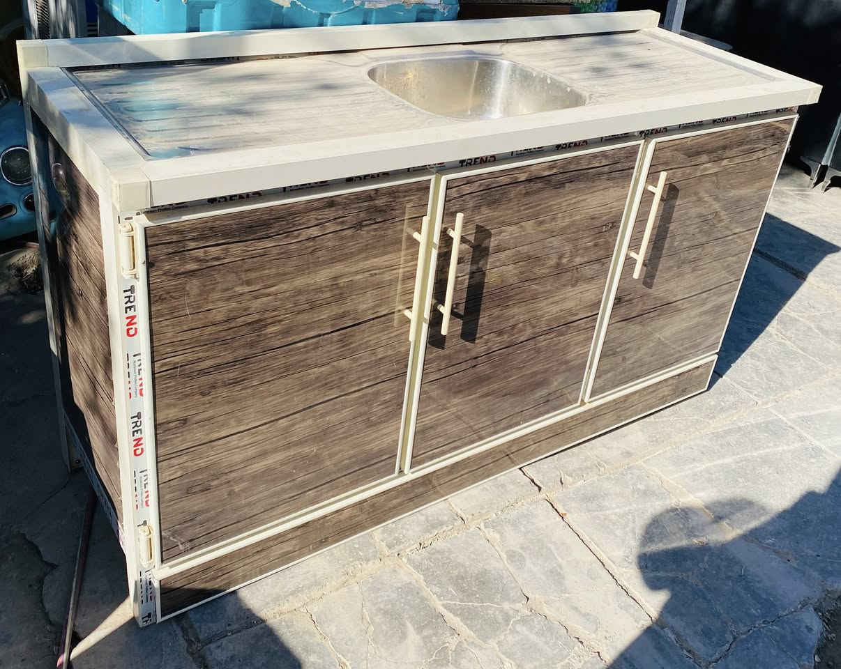 السلام عليكم 
كاونتر مترين وملحقه +سنك متر ونص 
نضيف كلش لا كسر ولا ايي شيي 
السعر 300 وبي مجال العنوان بغداد شارع فلسطين 
***********
