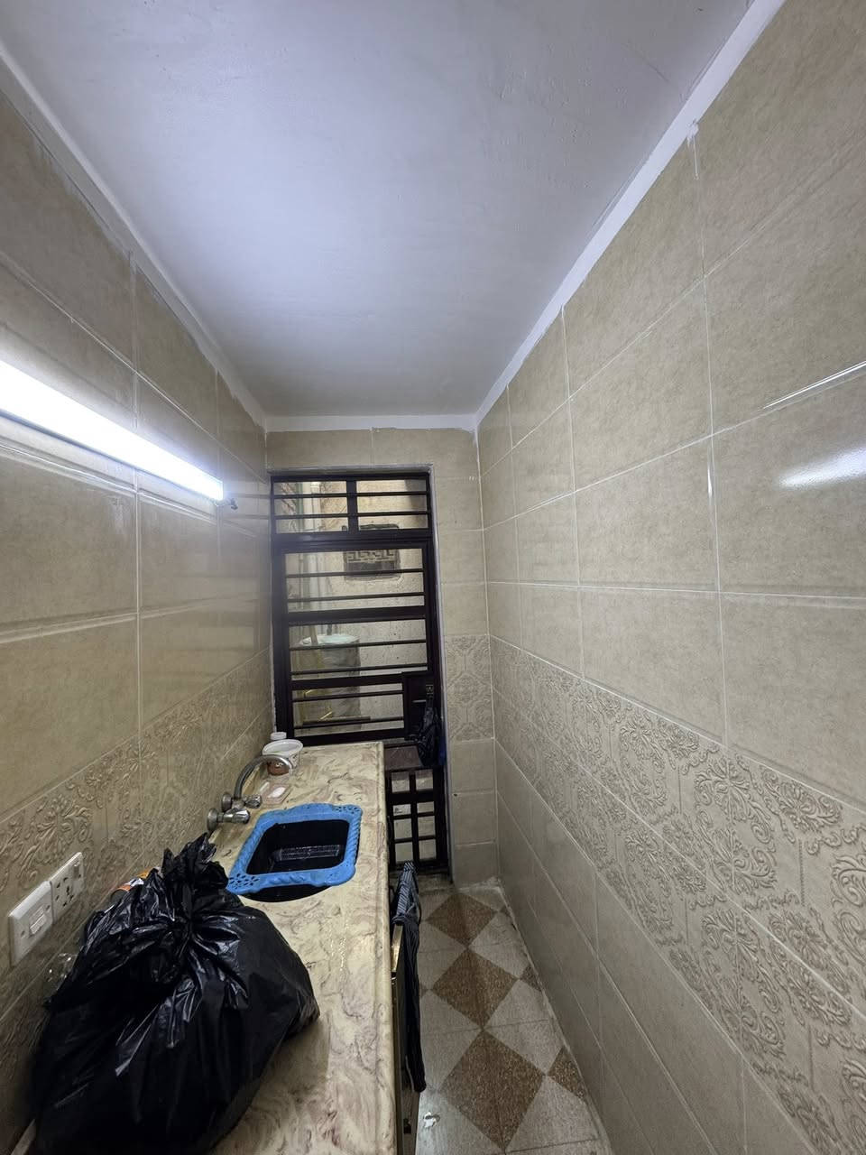 سلام عليكم دار للبيع مكان بغداد حي العامل قرب فلكه حياوي خلف فلافل الرياضي.  المساحه 140متر الطابق الاول عكاده والثاني مسلح يحتوي على كراج خارجي ويحتوي على غرفتين جوه + مطبخ حار وبارد +حمامين جوه. والطابق الثاني يحتوي على غرف عدد 2 + حمام + ممر   السعر الاتصال على الرقم ***********
