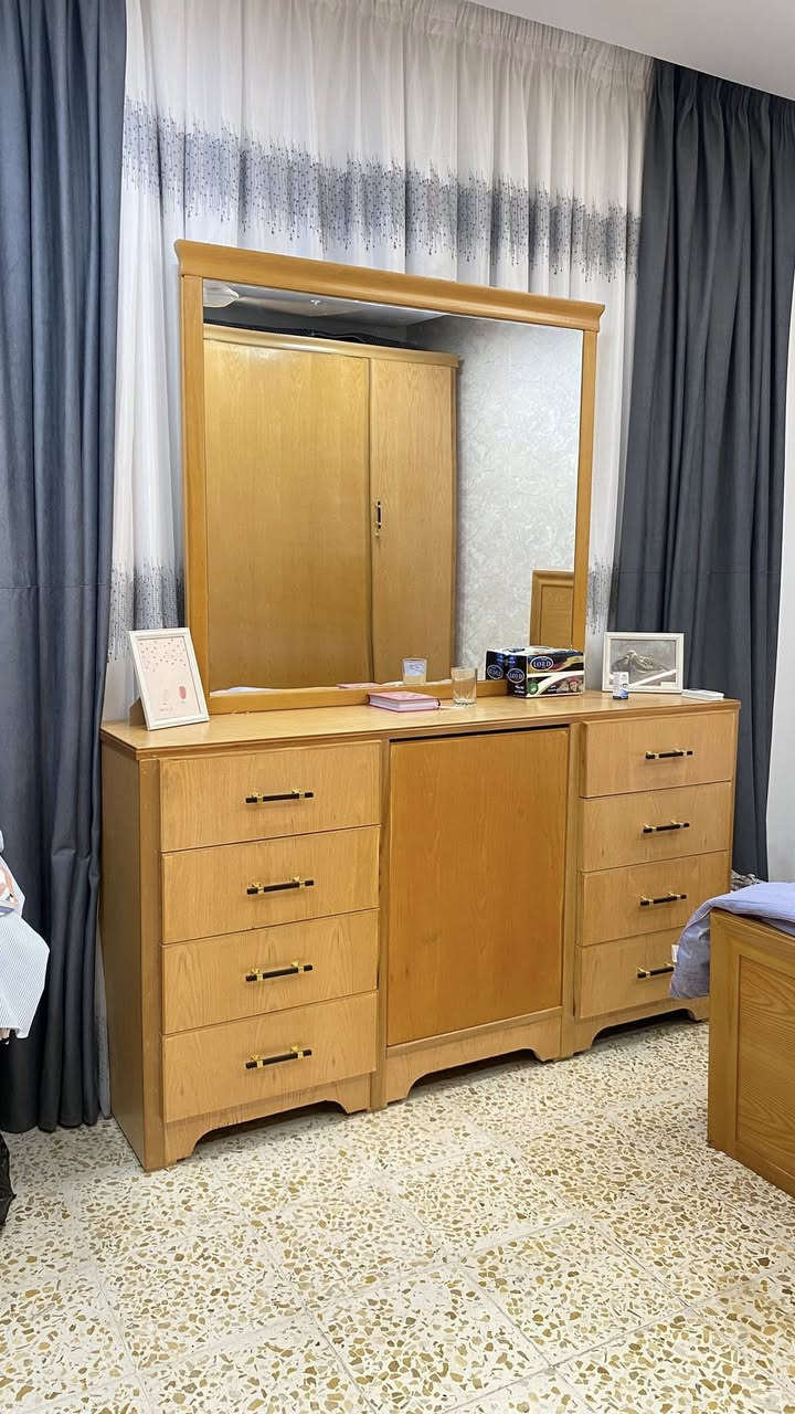 فرصة للبيع – غرفة شغل عراقي فخمة خشب سنديان 🔥
إذا تدور على شغل نظيف ومرتب وبسعر مناسب… هاي فرصتك 👌

📍 الموقع: بغداد – حي الجهاد

✅ مستخدمة أشهر قليلة جداً (بحالة ممتازة)
✅ خشب سنديان نوعية قوية وتحمل عالي
✅ تصميم مودرن وأنيق يناسب البيت العصري

🔹 المواصفات:

 • 3 مجارير عملية وواسعة
 • كنتور بطول 3 متر و30 سم
 • ارتفاع 175 سم
 • جرباية مع تاج مودرن
 • بيها ميزتواليت

💰 السعر: 1,900,000 دينار
السعر شبه نهائي، بيه مجال بسيط  فقط.

📩 اللي ناوي يشتري فعلاً يراسل خاص للمشاهدة والمعاينة.
 ✨


**إذا كنت صاحب هذا الإعلان وتريد حذفه لأي سبب، رجاءا أرسل رسالة إلى الدعم الفني**