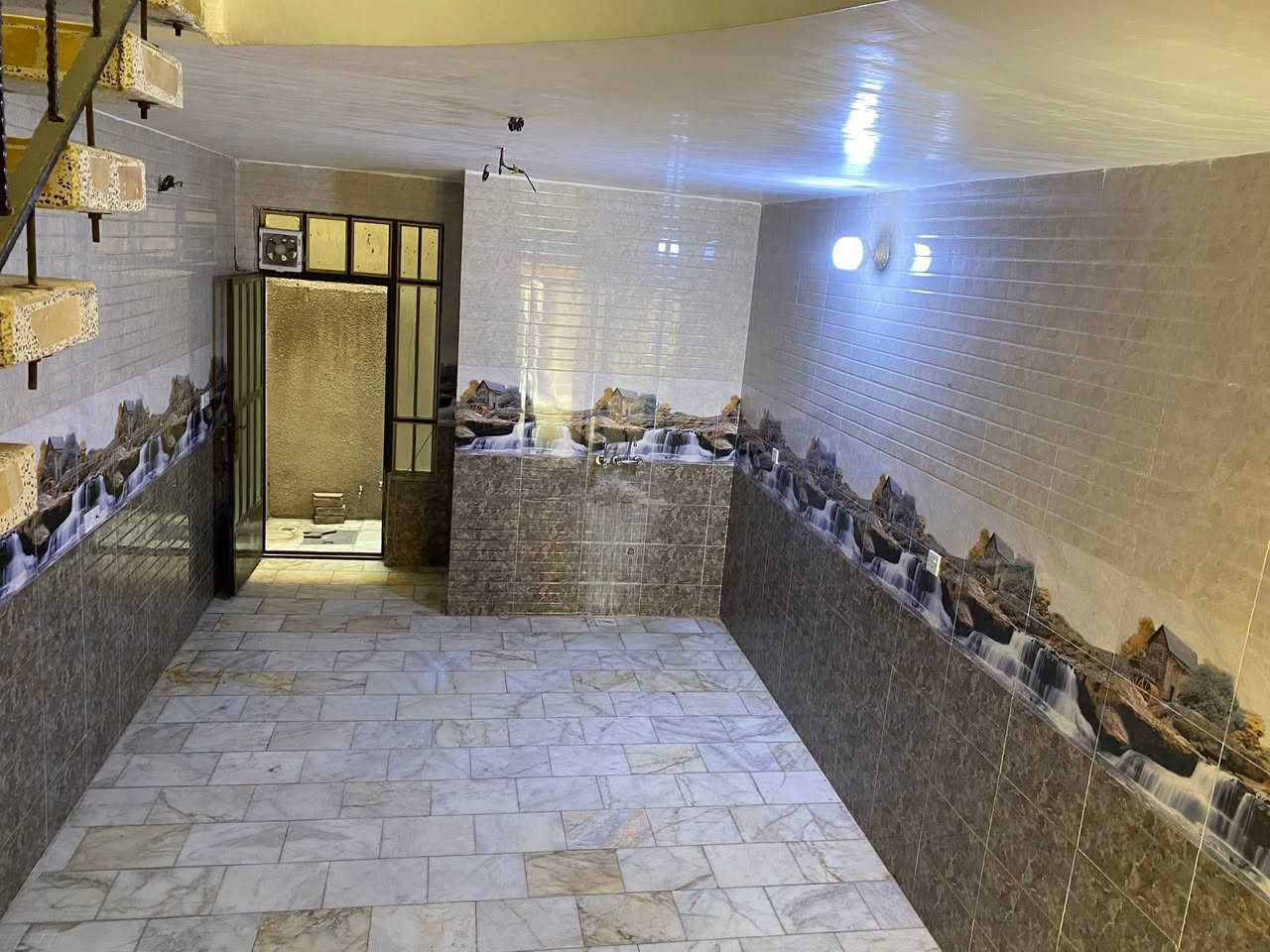 السلام عليكم
بيت للايجار في الغدير 

مساحة ٧٠ متر طابقين بناء حديث  

يفضل موظف وعائلة صغيرة 

0783 823 2837
