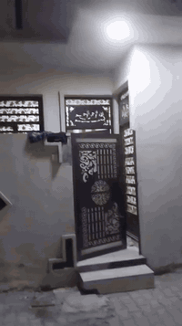 ٦٣ متر للبيع ركن مربع بناء سنة ٢٠٢٤ يحتوي على
ط١: صالة + غرفه + ملحقات 
ط٢: ٢ غرف نوم + حولي + ملحقات
العنوان : الحرية محلة ٤٢٨ زقاق ١٩ قرب دائرة الكهرباء 
السعر: ١٤٠ مليون
للتواصل: ***********
