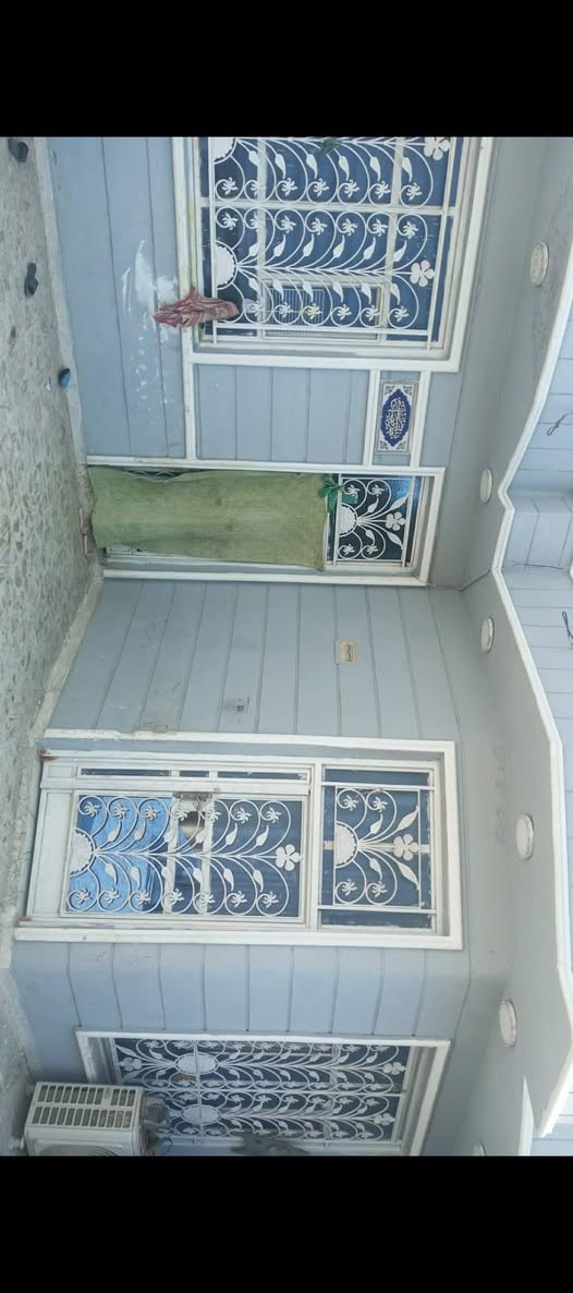 السلام عليكم بيت البيع طابقين بناء جديد بل 21  
الطابق الأول يحتوي على غرفه وصاله ومطبخ وبراني وصحيات داخليه وخارجية الطابق الثاني يحتو عله ثلاث غرف وصاله وصحيات ومخزن العنوان حي الزهراء خلف مجمع السفير استفسار اتصال عله الرقم‏‪***********‬‏
