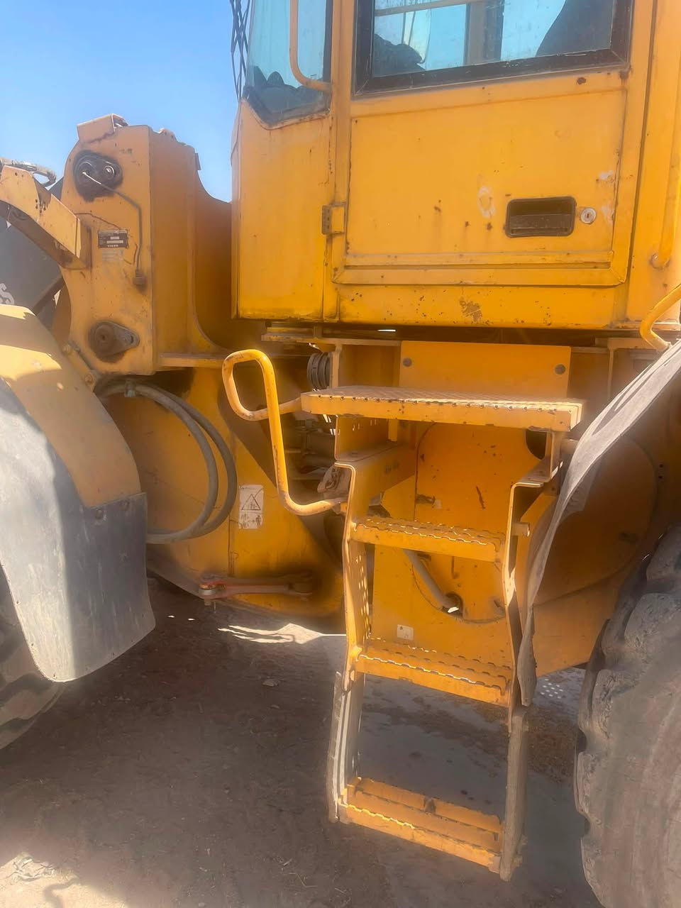 ڤولڤو 2003 L90  مكينة شوية بيها بخار  و تكر و جير بشرط  رقم و سنوي اربيل سعر 380 ورقة بيها مجال
***********

