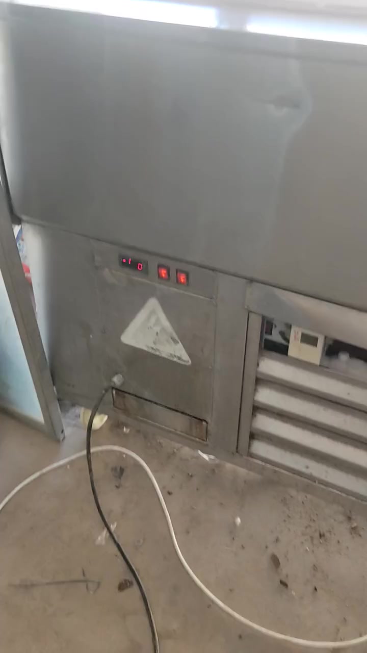 عارضة ايس كريم للبيع مستعمله للبيع ***********
