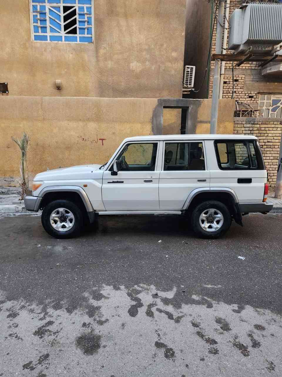 السلام عليكم لاندكروز شاص مديل 2013 بانزين كير عادي رقم بصره  سعر 190 رقم صاحب سياره ***********
