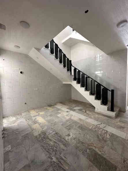 يحتوي على ؛$ كراج ‏ واستقبال وحولي مطبخ حار ‏وبارد ومنور و3 غرف نوم و خدمات  طابقين

طابو ملك صرف 

الموقع: مشتمل-‏ الشعب الضباط شارع عدن‏ خلف ‏مجمع اليزن    

_________________________

(#مكتب_السوداني_للوساطة_العقارية)

عنوان المكتب بغداد-الشعب - حي التجار- مجاور اعدادية بلقيس للبنات‏- @‏‏ ***********￼ يوسف السوداني متواجد ماسنجر واتساب
