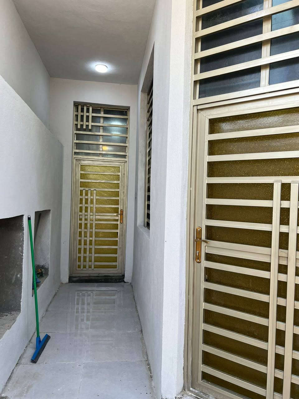 بيت ١٠٠متر طابق ونصف كونكريت بناء حديث قطاع ٢٤على ساحة خلف شارع الكيات السعر١١٥مليون مع المجال للاستفسار مكتب سيد هاشم الذبحاوي النجف الاشرف الكوفة حي ميسان ركن شارع البوريات ***********واتساب نستقبل جميع العروض عرصات بيوت مشتملات راسلونا مع الصور على الواتساب اعلاه

