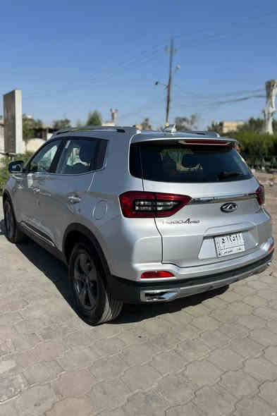 السلام عليكم :
تيكو 4 برو موديل 22 فول مواصفات 

• المحرك:
 • سعة 1.500
 • يوجد خيار تيربو: يولد حوالي 154 حصان و 210 نيوتن-متر من العزم.  ￼
 • ناقل الحركة: CVT (أوتوماتيكي متغير)  ￼
 • نظام الدفع: أمامي (FWD)  

شاشة معلومات وترفيه 10.25 بوصة.  ￼
 • عدادات رقمية / شاشة عدادات.  ￼
 • دعم Apple CarPlay و Android Auto.  ￼
 • شحن لاسلكي للهواتف.  ￼
 • مقاعد من الجلد

الأمان:
 • وسائد هوائية أمامية وجانبية.  ￼
 • نظام الثبات الإلكتروني (ESP).  ￼
 • فرامل مانعة للانغلاق (ABS) مع توزيع إلكتروني للفرملة.  ￼
 • مساعد صعود التلال ومساعد هبوط المنحدرات.  ￼
 • مراقبة ضغط الهواء في الإطارات.  ￼
 • حساسات ركن خلفية + كاميرا خلفية.  
وبعد هوايه مواصفات السيارة جديده وجاهزه وبعدهي داخل 
الضمان

السعر 125
للتصال ع الرقم الأمان:***********
 • 
ا
